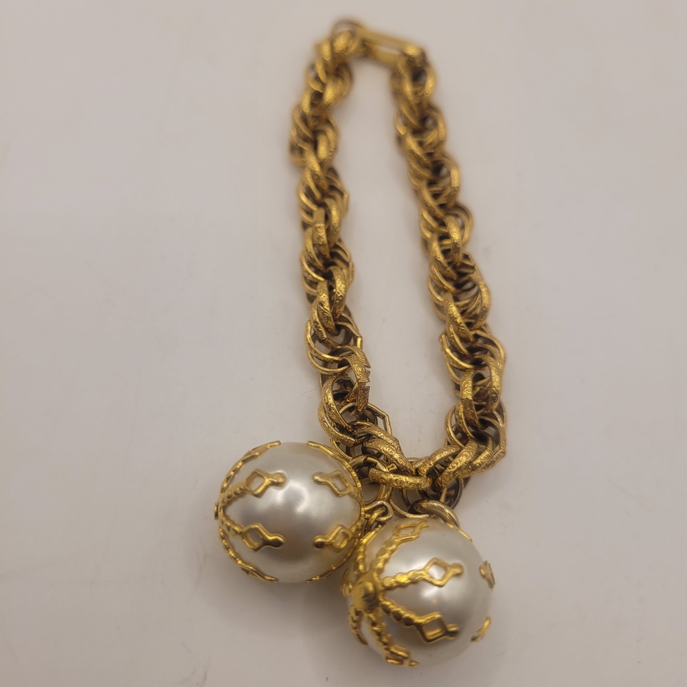 Celebrity 1960s Textured Pearl Chain Dangle Bracelet